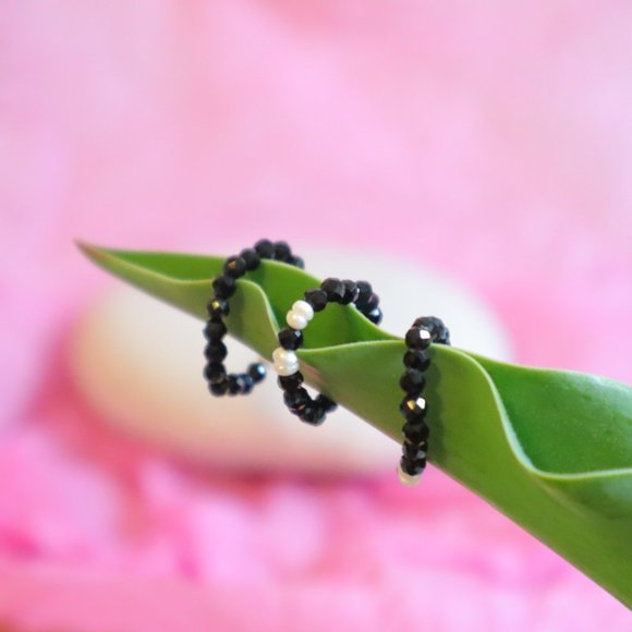 beaded ring in minimal black crystal stone beads and genuine seed pearls - Picture 8 of 11